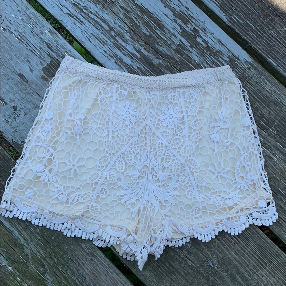 🌻 5 for $25 Brandy Melville Cream Crochet Shorts